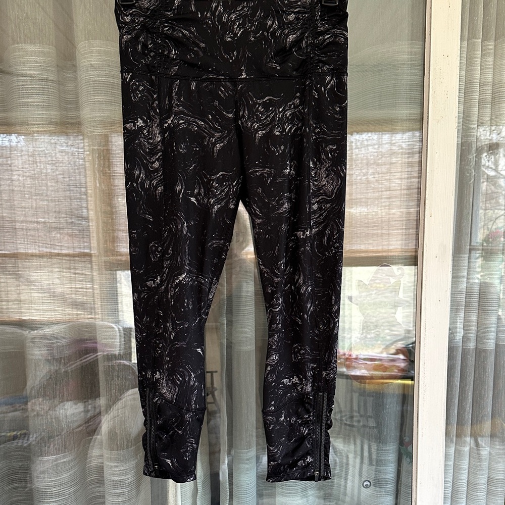 Lululemon Runday Crop Black/gray Patterned Leggings - Picture 2 of 8